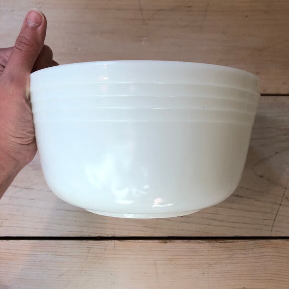 Pyrex Vintage Milk Glass Bowl 1940s Hamilton Beach Mixer Bowl - Picture 4 of 6
